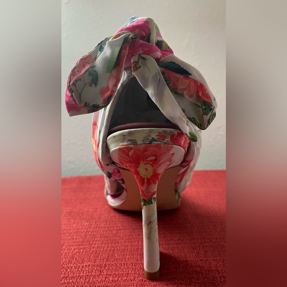 NWT.. NINE WEST FLORAL WRAP SANDALS - Picture 8 of 16